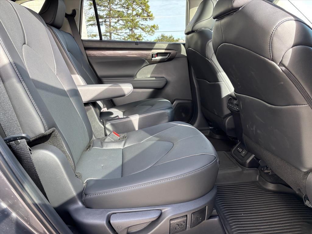 used 2025 Toyota Highlander car, priced at $44,700