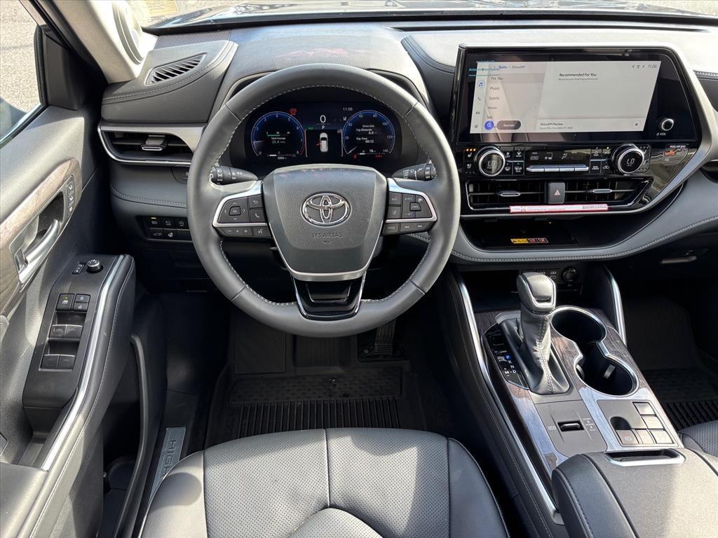 used 2025 Toyota Highlander car, priced at $44,700