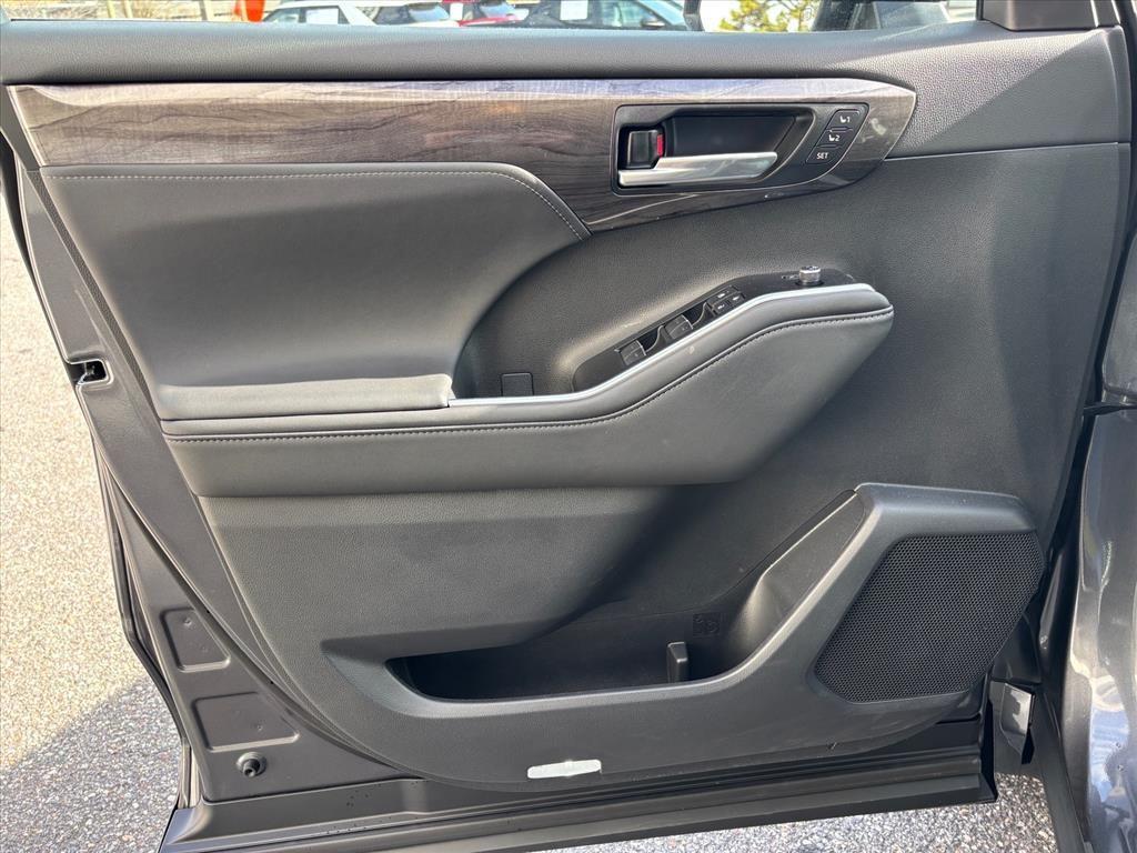 used 2025 Toyota Highlander car, priced at $44,700