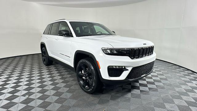 new 2025 Jeep Grand Cherokee car, priced at $40,995