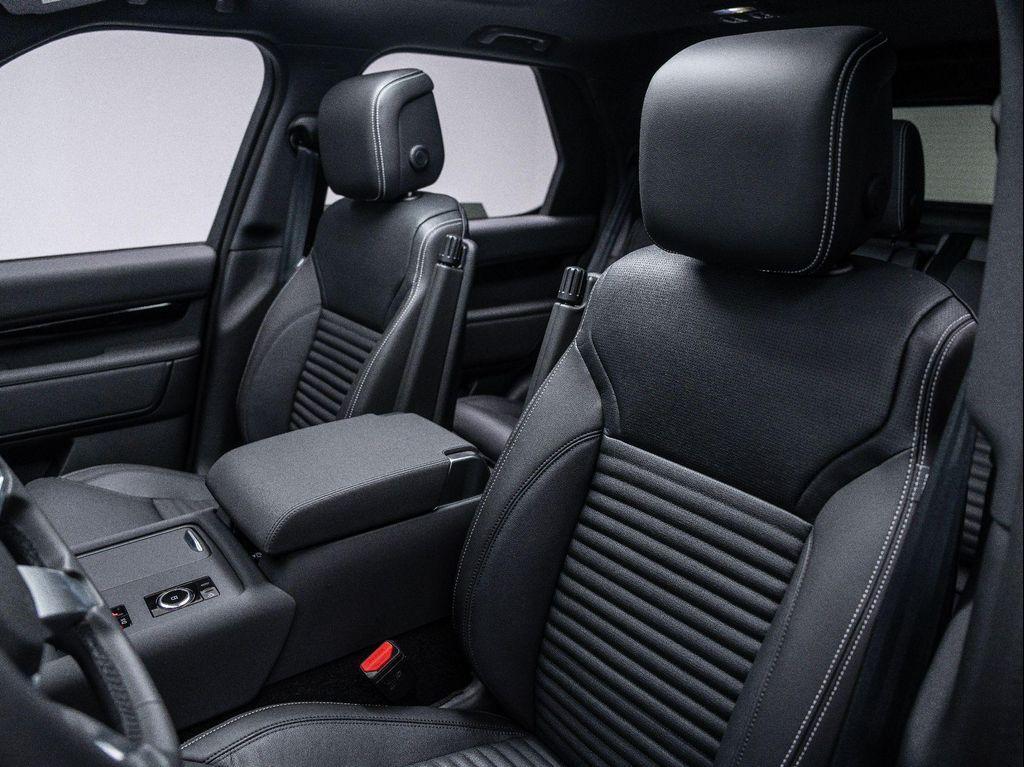 new 2025 Land Rover Discovery car, priced at $68,718