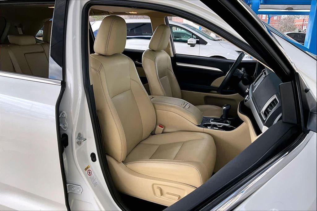 used 2019 Toyota Highlander car, priced at $22,399