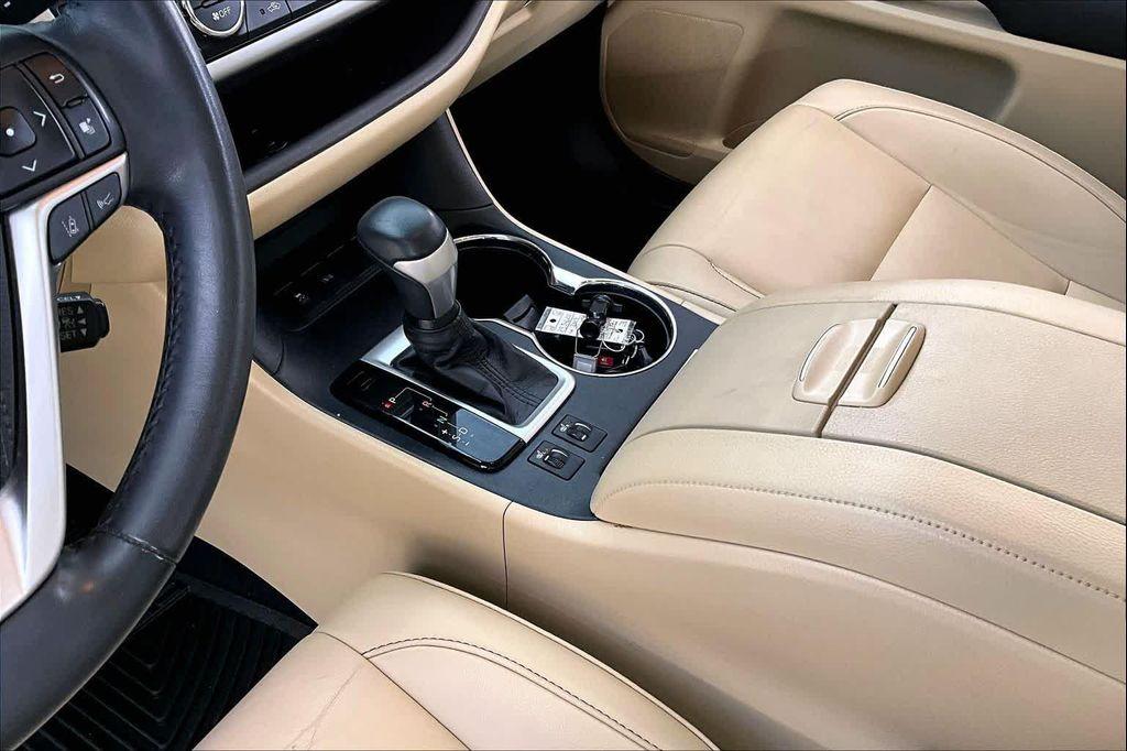 used 2019 Toyota Highlander car, priced at $22,399