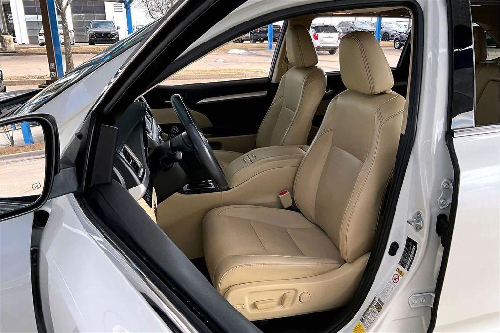 used 2019 Toyota Highlander car, priced at $22,399