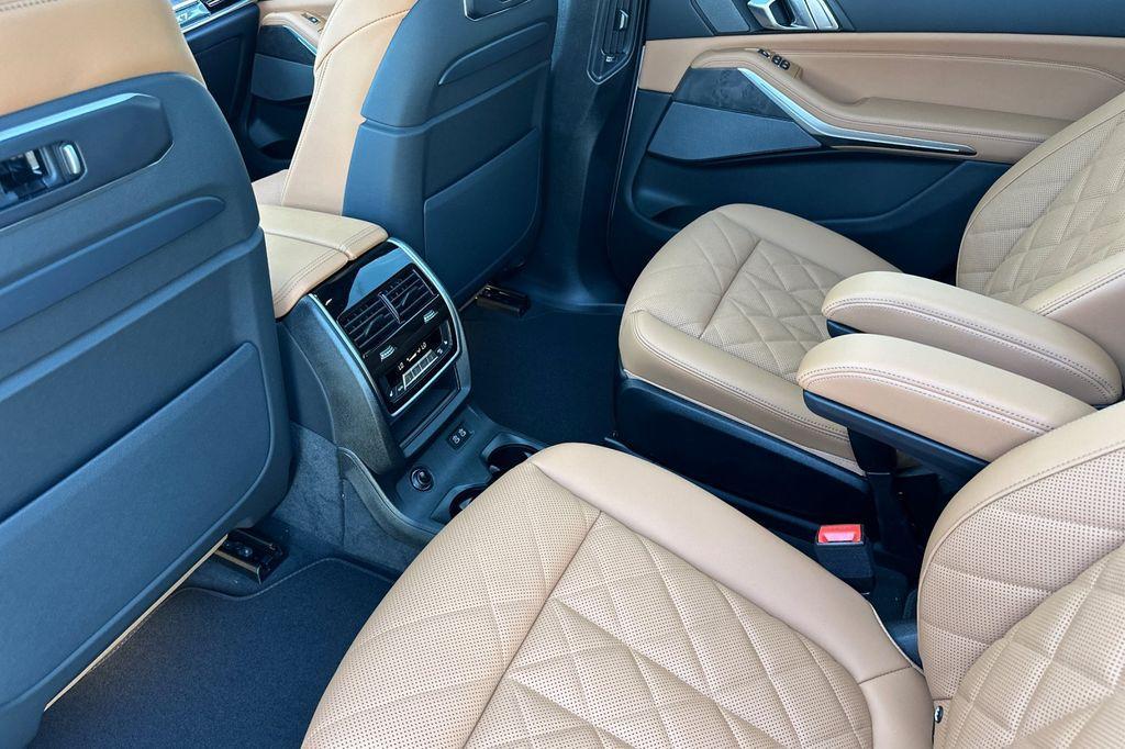 new 2027 BMW X7 car, priced at $100,930