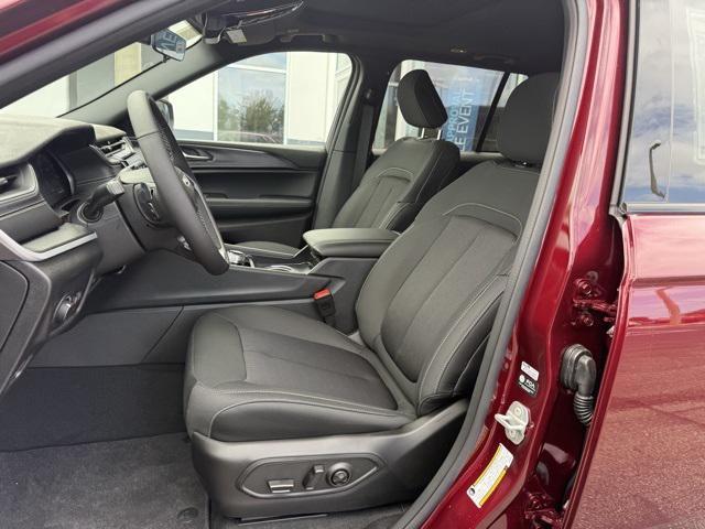 new 2025 Jeep Grand Cherokee car, priced at $34,900