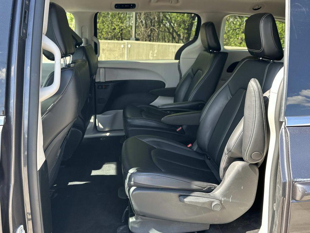 used 2023 Chrysler Pacifica Hybrid car