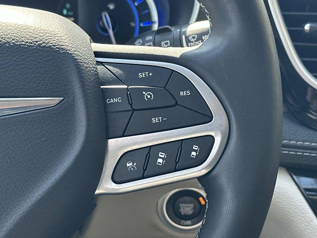 used 2023 Chrysler Pacifica Hybrid car
