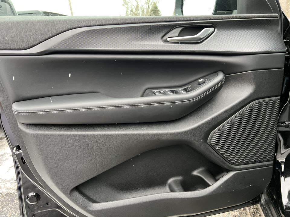 new 2025 Jeep Grand Cherokee car, priced at $40,648