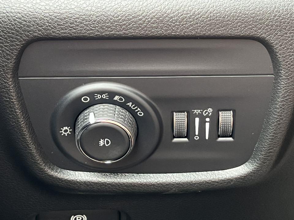 new 2025 Jeep Grand Cherokee car, priced at $44,590