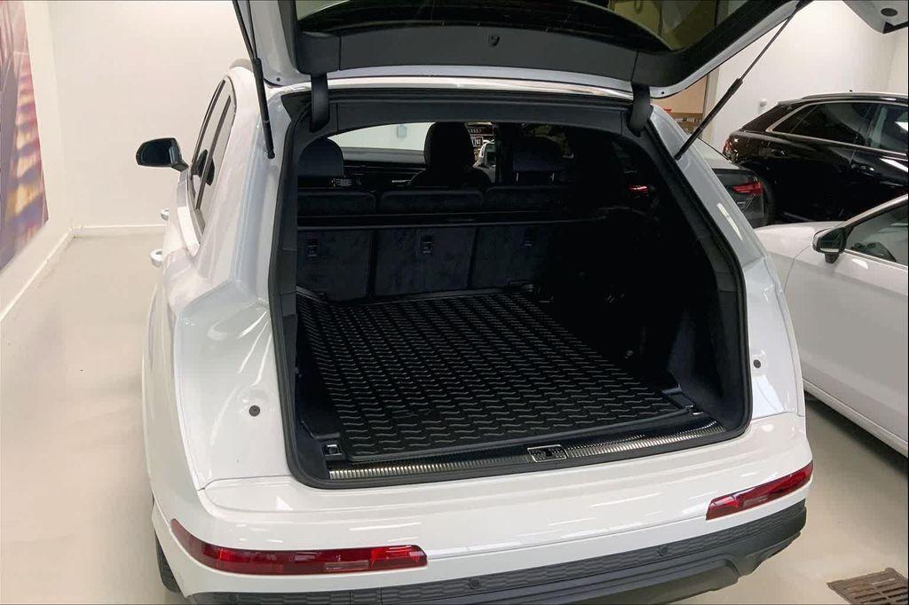 new 2026 Audi Q7 car, priced at $79,005
