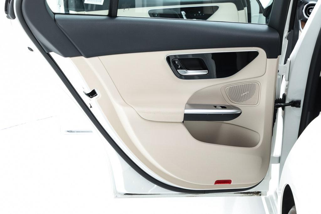 Mercedes-Benz C-Class view 21