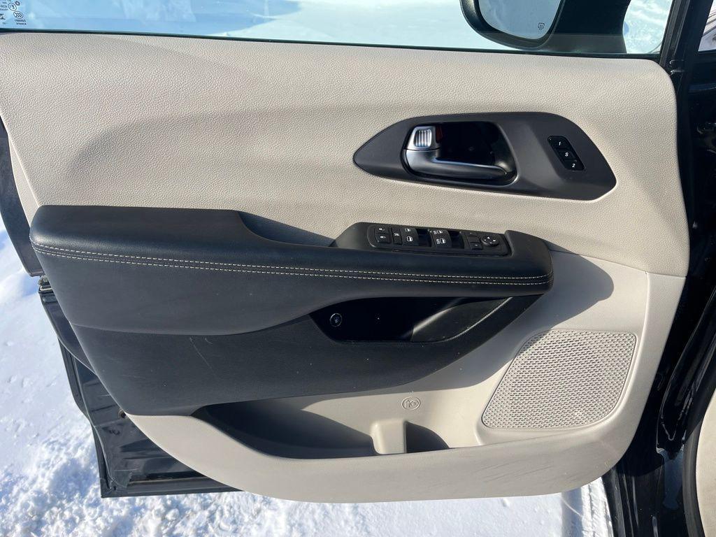 used 2023 Chrysler Pacifica Hybrid car, priced at $25,110