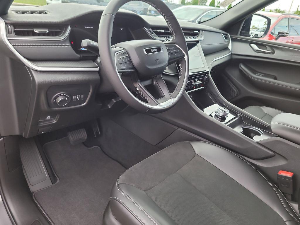 new 2025 Jeep Grand Cherokee car, priced at $33,173