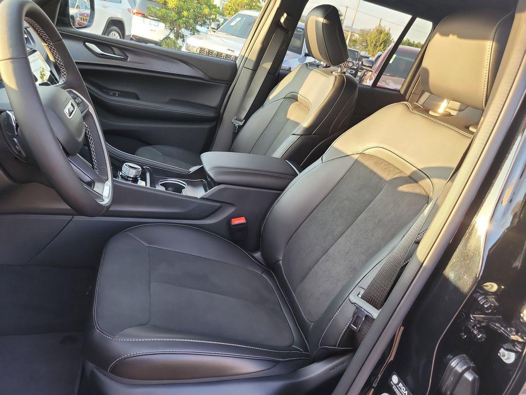 new 2025 Jeep Grand Cherokee car, priced at $37,733