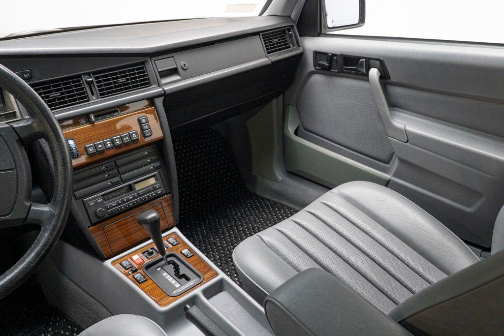 Mercedes-Benz 190 view 24