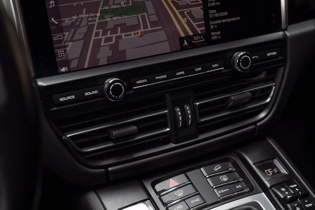 Porsche Macan view 31