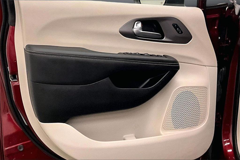 used 2023 Chrysler Pacifica car, priced at $19,999