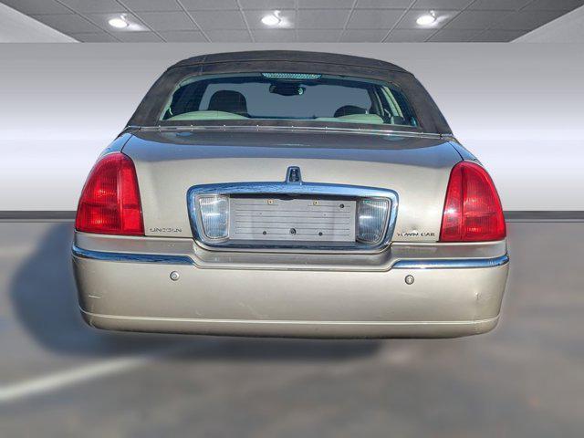 used 2004 Lincoln Town Car car, priced at $4,999