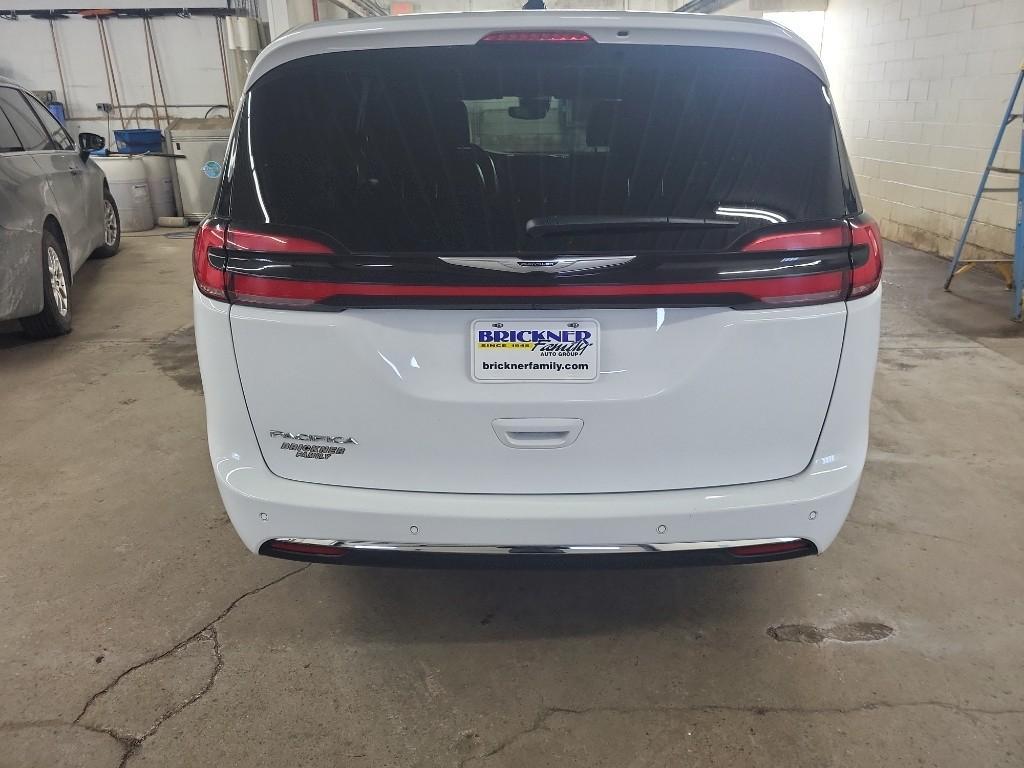 used 2025 Chrysler Pacifica car, priced at $31,432