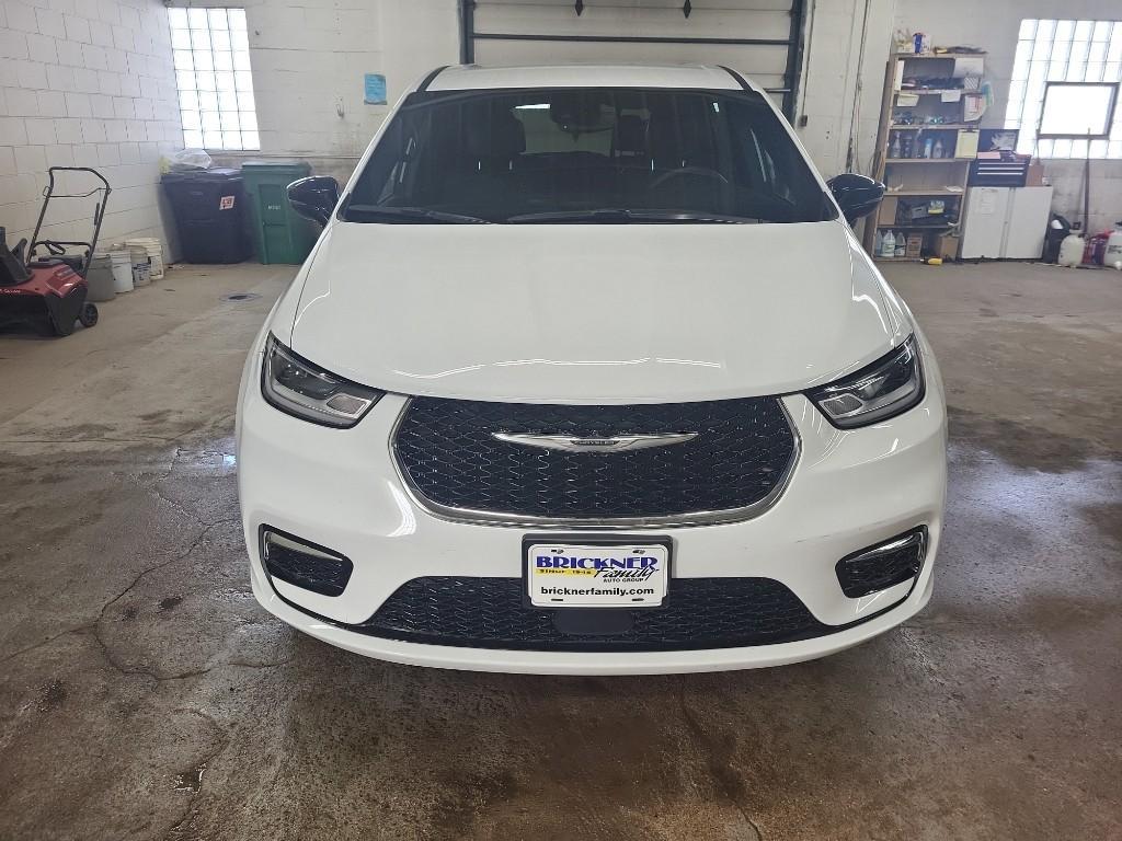 used 2025 Chrysler Pacifica car, priced at $31,432