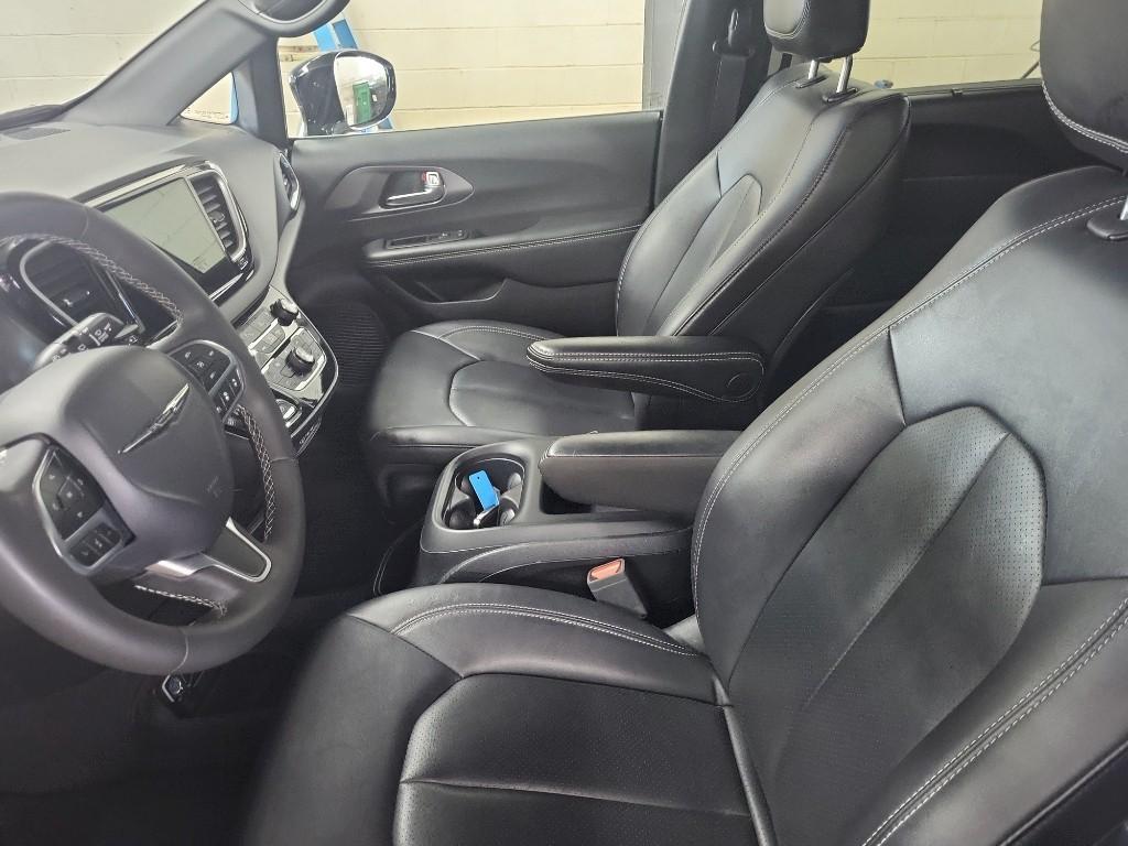 used 2025 Chrysler Pacifica car, priced at $31,432