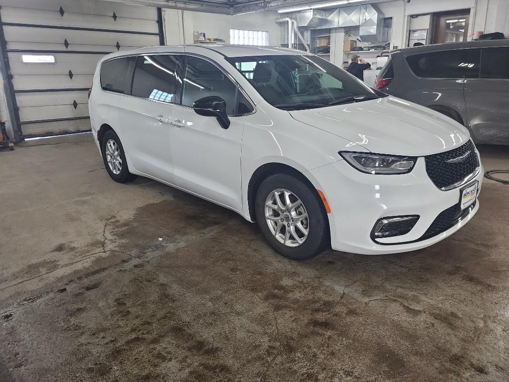 used 2025 Chrysler Pacifica car, priced at $31,432