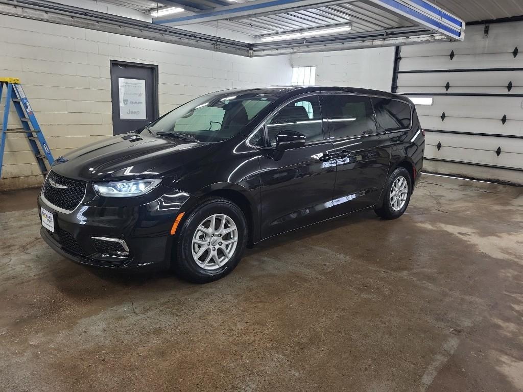used 2025 Chrysler Pacifica car, priced at $32,564