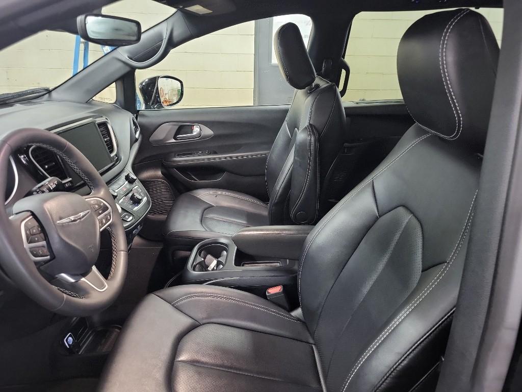 used 2025 Chrysler Pacifica car, priced at $32,564