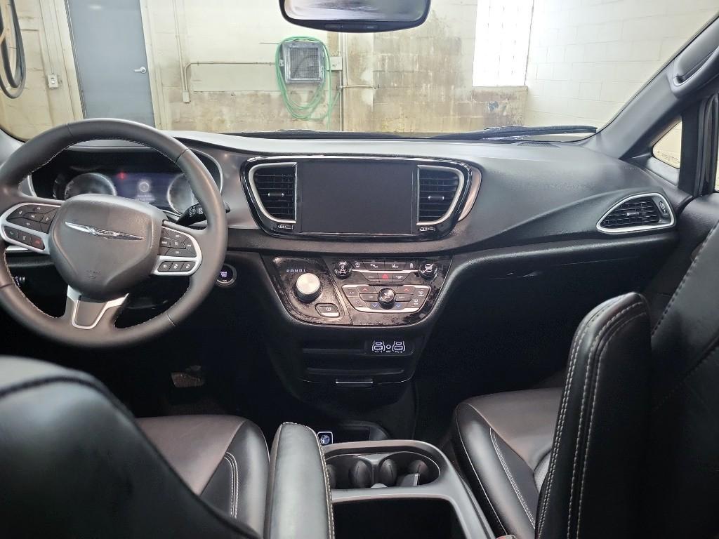 used 2025 Chrysler Pacifica car, priced at $32,564