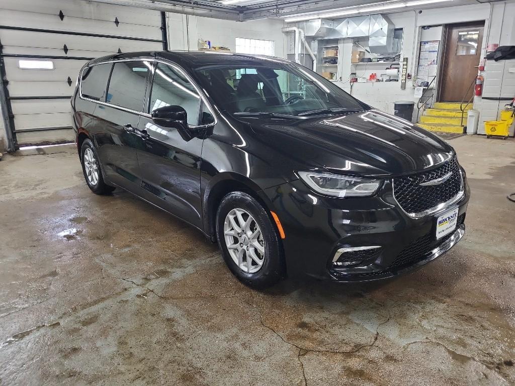 used 2025 Chrysler Pacifica car, priced at $32,564