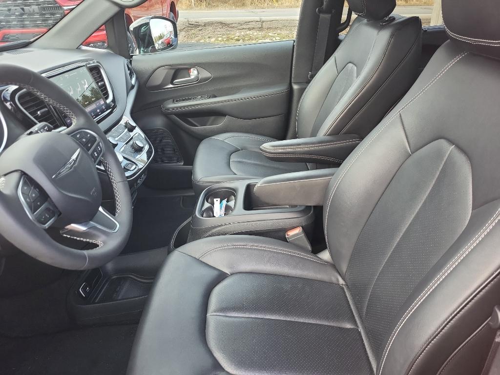 used 2025 Chrysler Pacifica car, priced at $32,980
