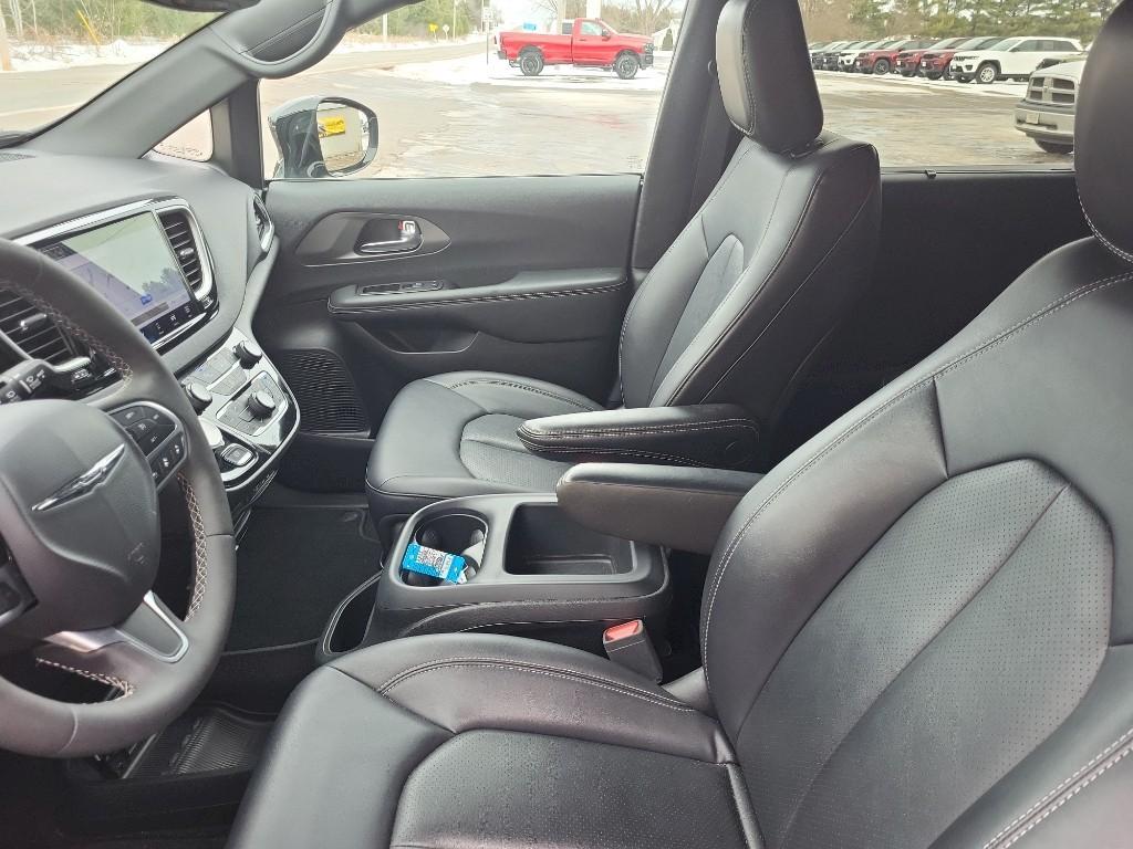 used 2025 Chrysler Pacifica car, priced at $31,432