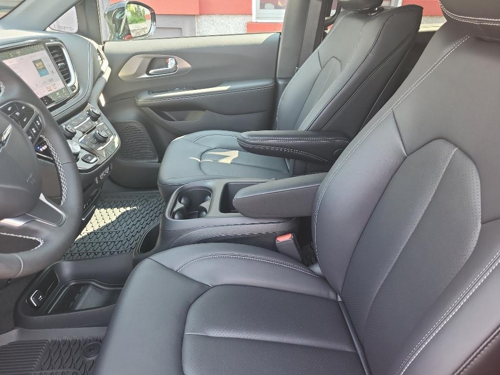 new 2025 Chrysler Pacifica car, priced at $45,947