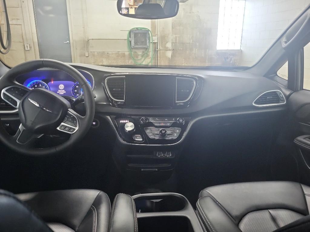 used 2025 Chrysler Pacifica car, priced at $31,432