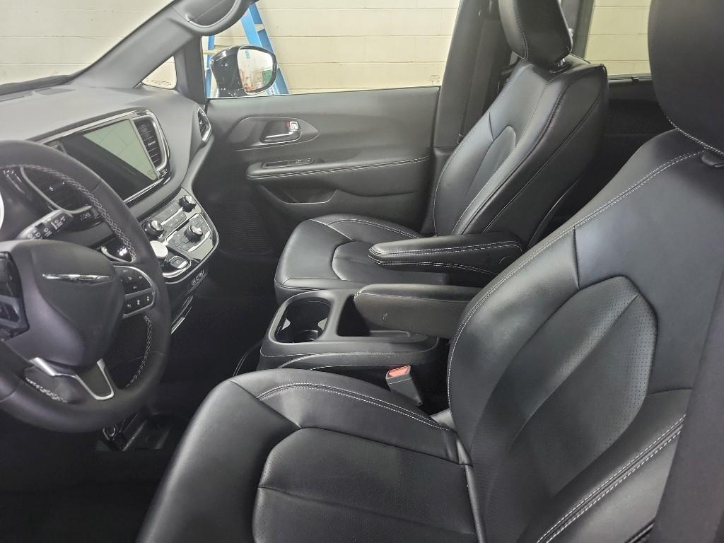 used 2025 Chrysler Pacifica car, priced at $31,432