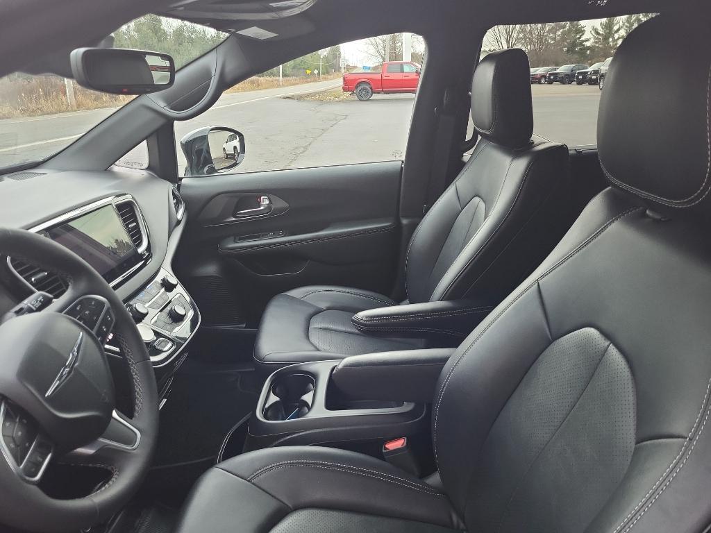 used 2025 Chrysler Pacifica car, priced at $32,542