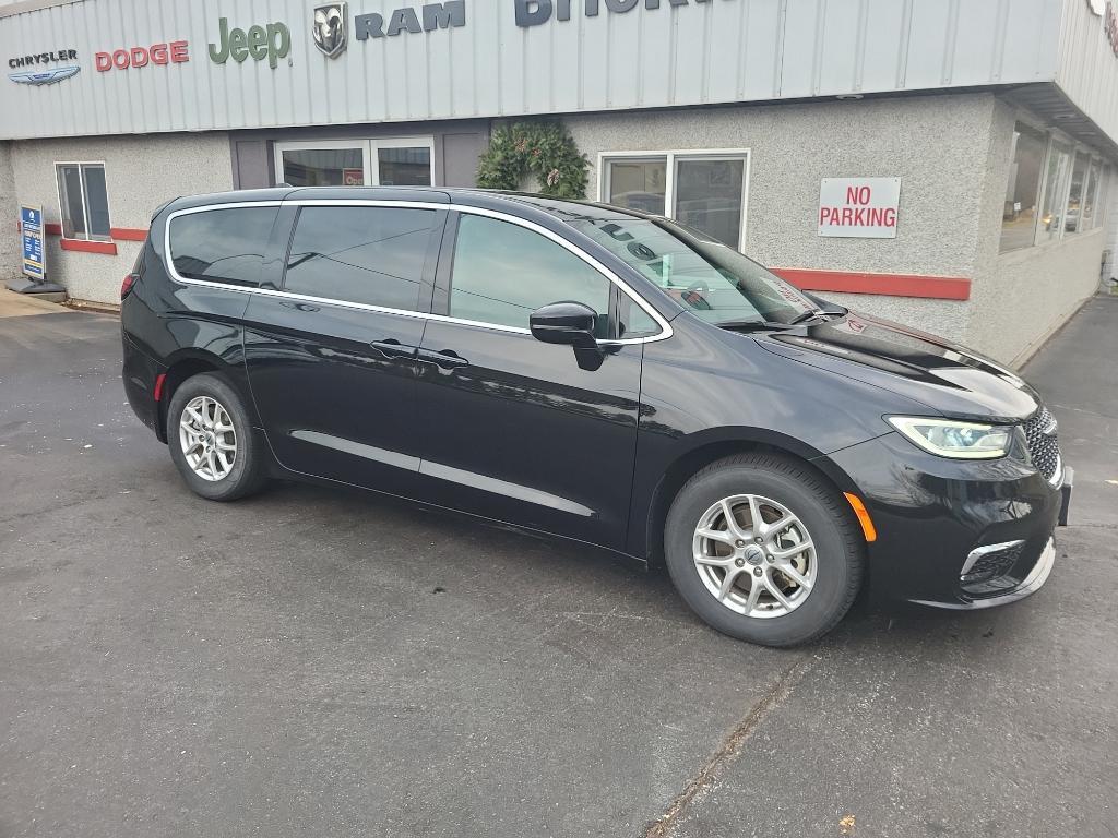 used 2025 Chrysler Pacifica car, priced at $32,542