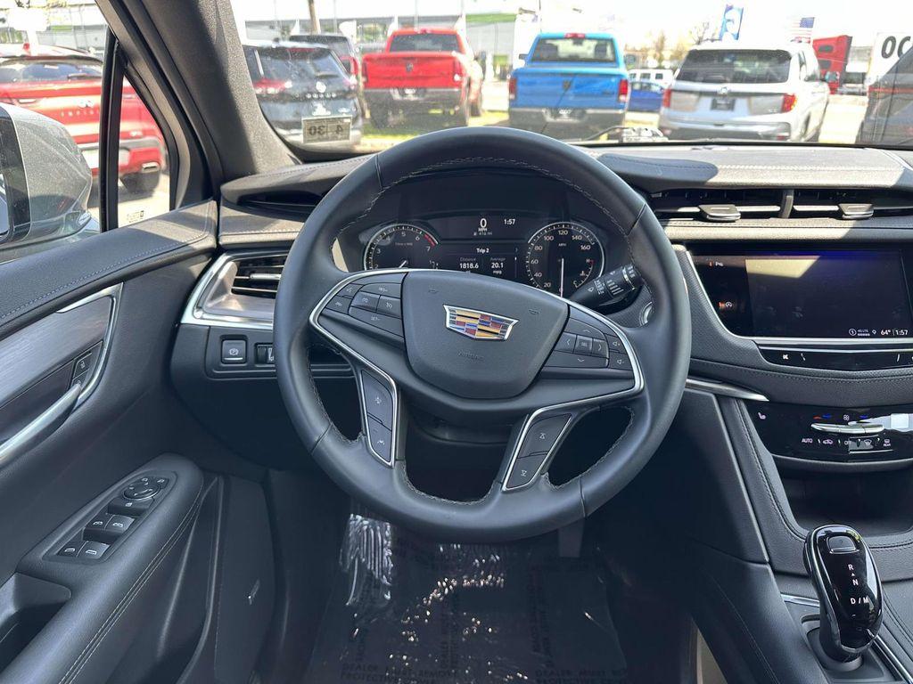 used 2025 Cadillac XT5 car, priced at $31,990