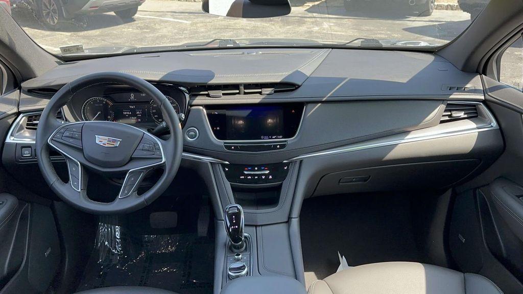 used 2025 Cadillac XT5 car, priced at $31,990