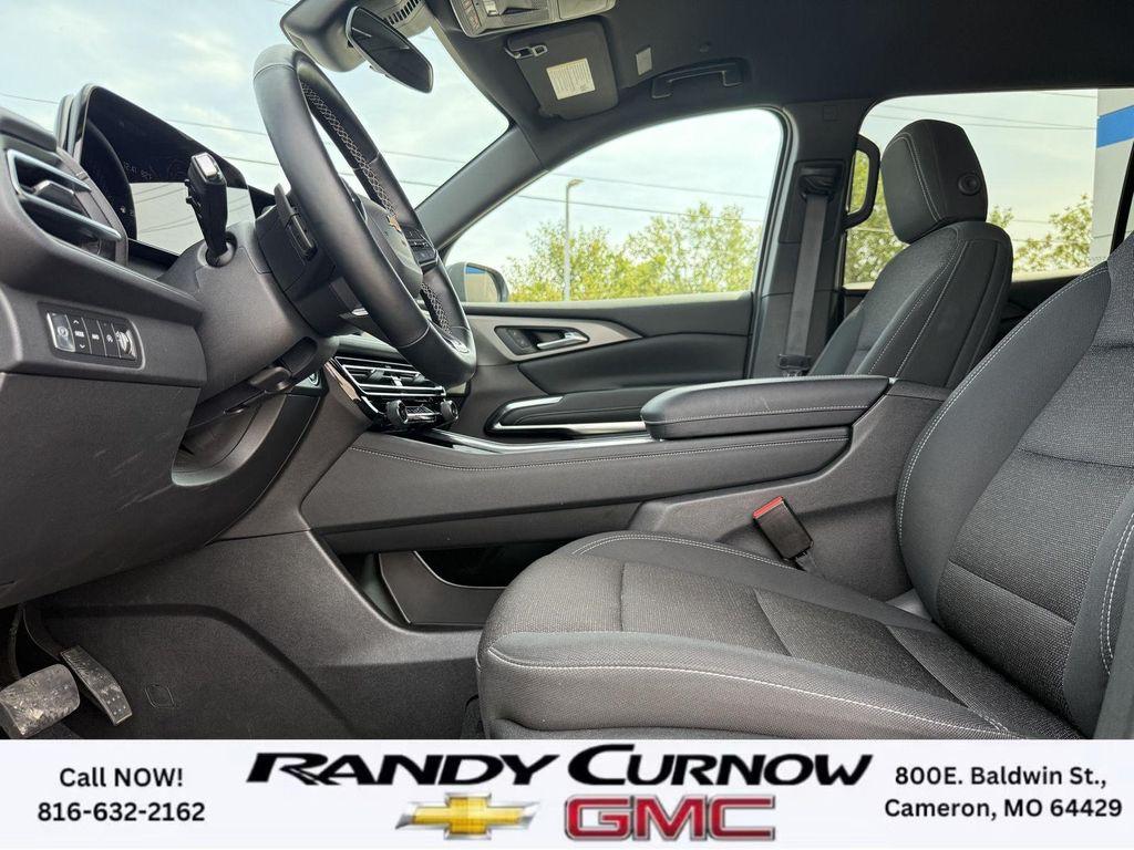 used 2024 Chevrolet Traverse car, priced at $37,898