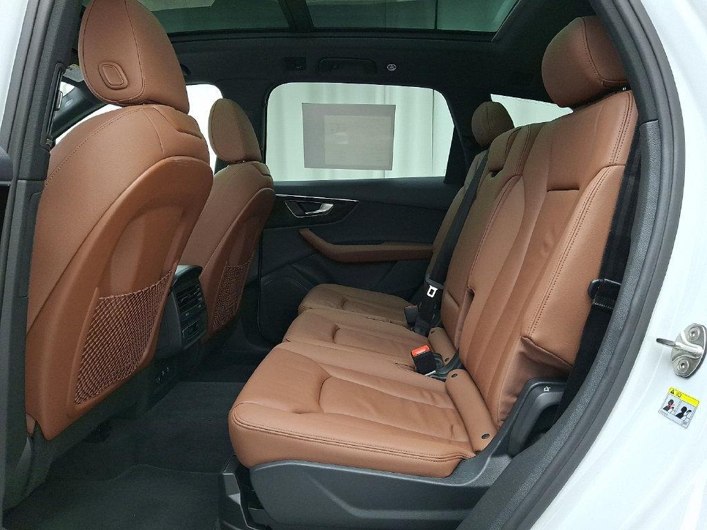 Audi Q7 view 10