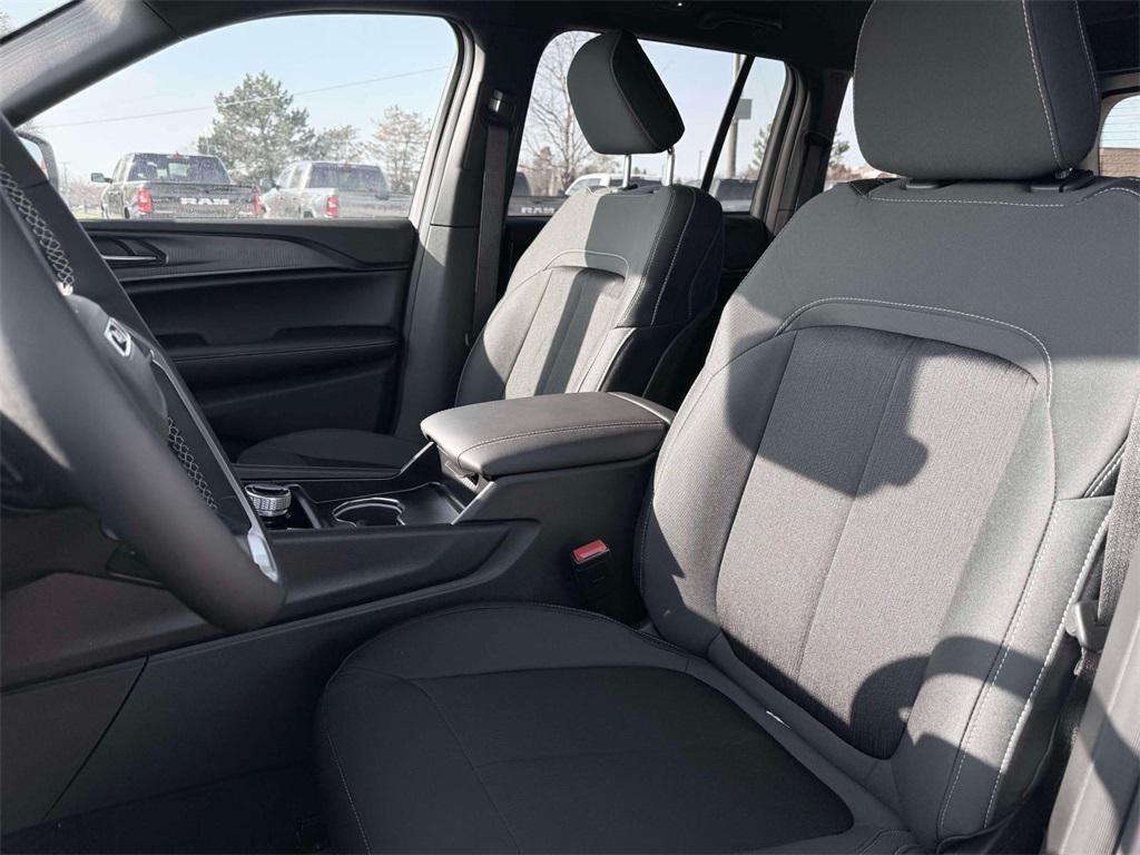 new 2025 Jeep Grand Cherokee car, priced at $41,136