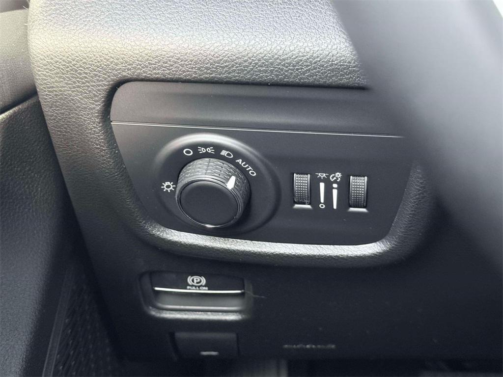 new 2025 Jeep Grand Cherokee car, priced at $41,136