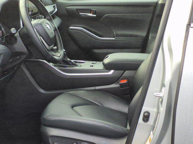 used 2025 Toyota Highlander car, priced at $40,899