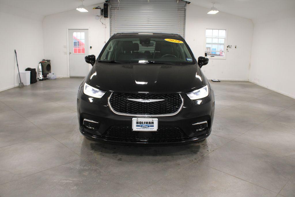 used 2024 Chrysler Pacifica car, priced at $25,888
