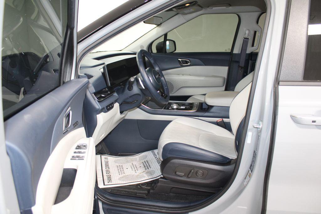 used 2025 Kia Carnival Hybrid car, priced at $38,000