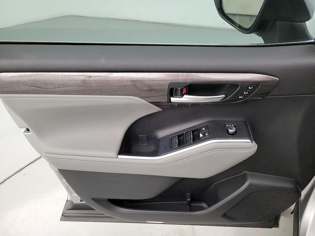 used 2023 Toyota Highlander car, priced at $40,998