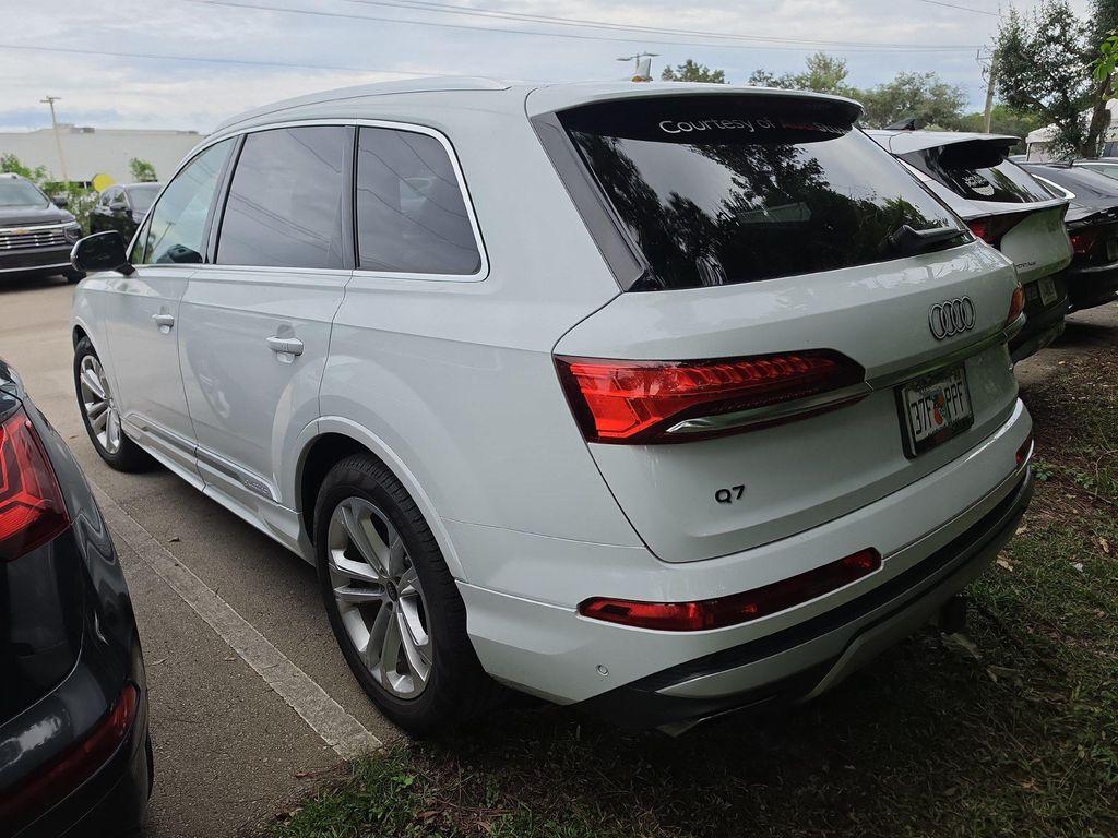 Audi Q7 view 4