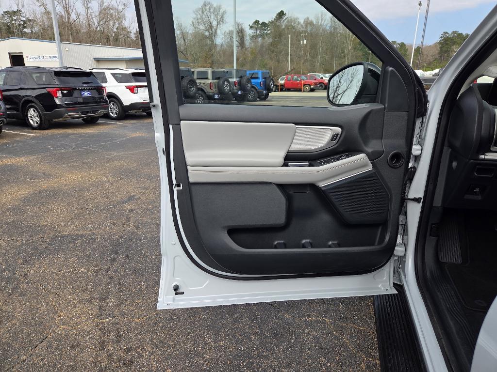 used 2025 Ford Expedition car, priced at $59,998